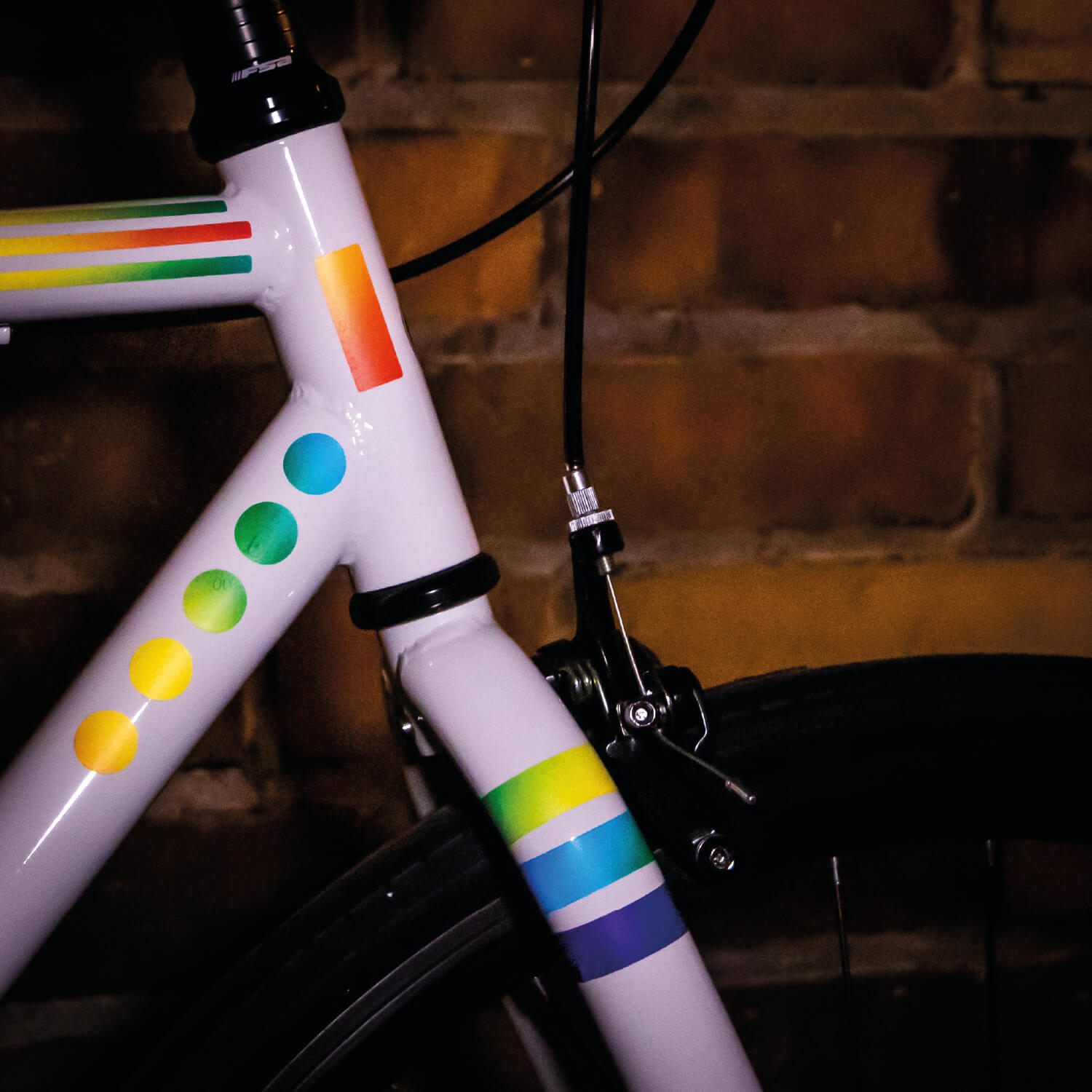 Reflektoren-Aufkleber fürs Fahrrad - 40 Streifen im Set - optimal für 27,5″  28″ und 29″ Felgen - Farbe schwarz (weiß reflektierend) - hochwertige  Sticker aus robuster 3MTM Qualitäts-Reflexfolie 